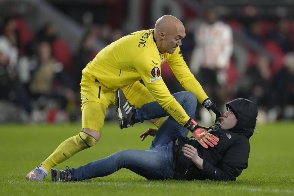 El portero suplente del Sevilla se defiende y tira al agresor