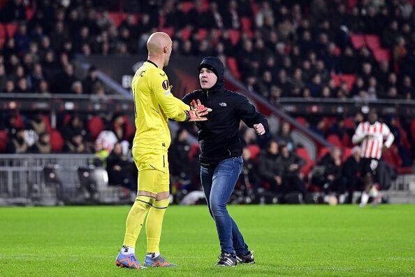 Otra toma de la secuencia en la que el aficionado invadi la cancha