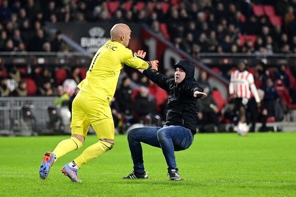 Dmitrovic pudo neutralizar al aficionado en el Philips stadium.