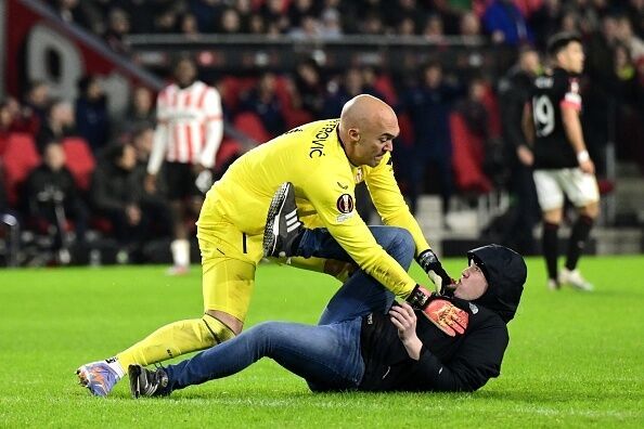 El portero Dmitrovic recibi dos goles, pero Sevilla elimin al PSV