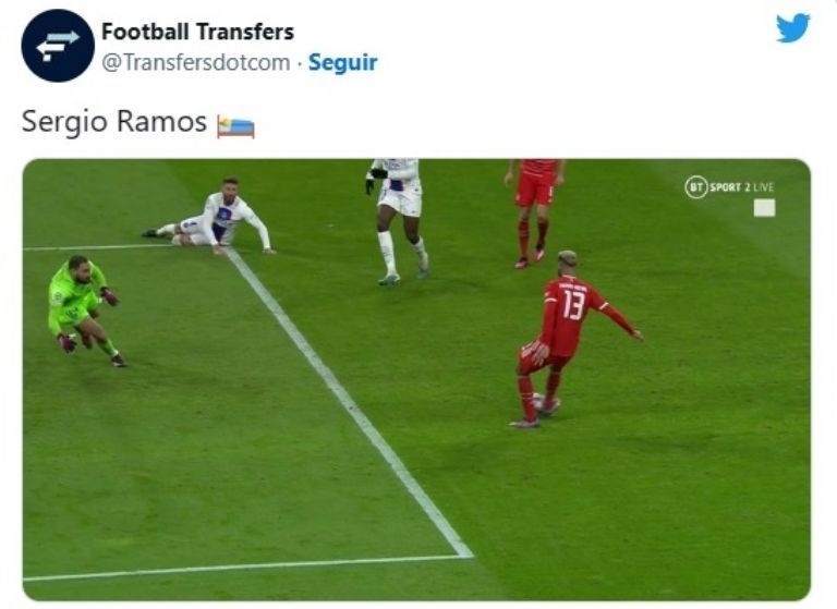 Sergio Ramos observa en el csped el gol de Choupo-Moting