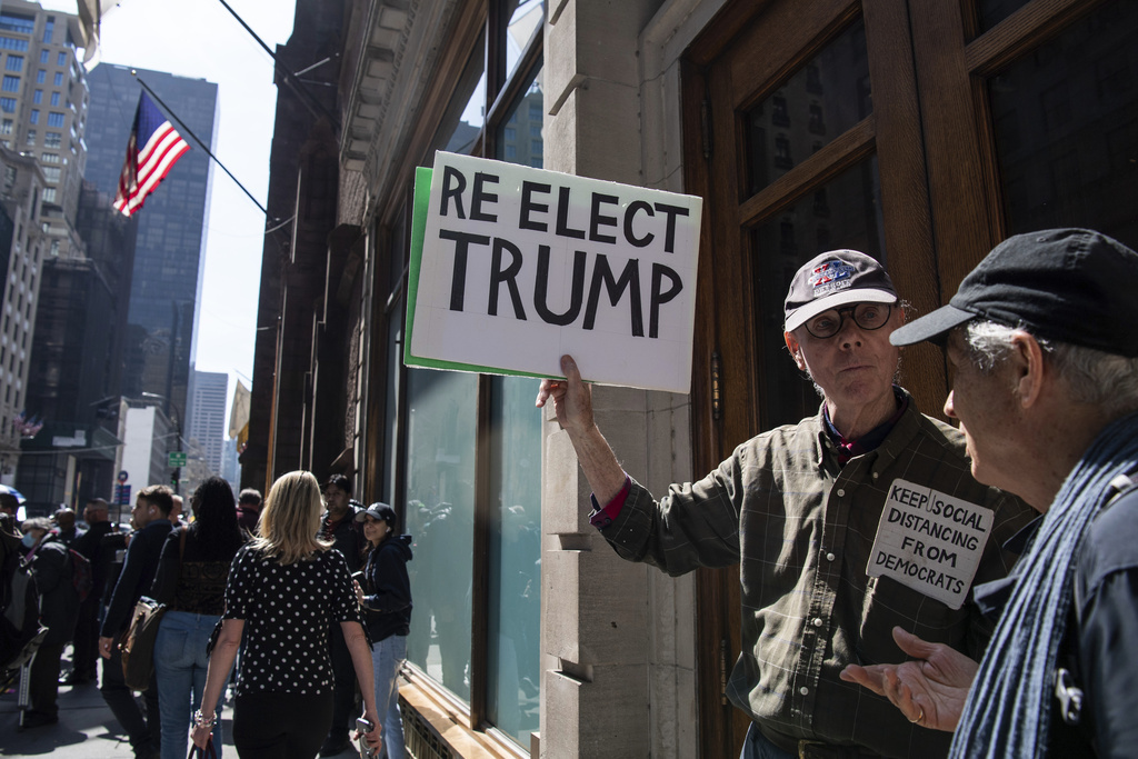 Un partidario pide la reeleccin de Donald Trump.