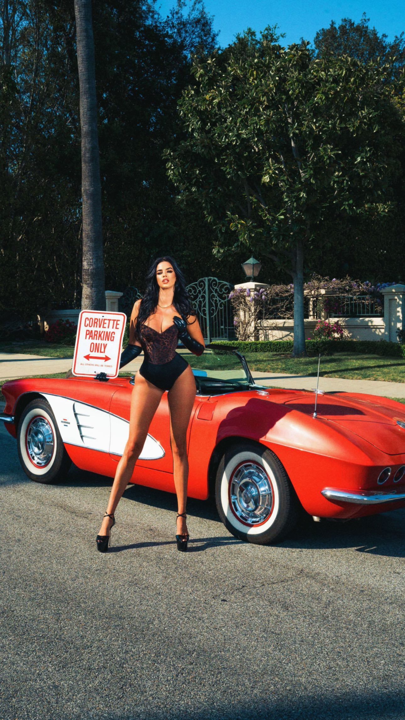 Ivana Knll y su explosivo posado en Instagram: Corvette Parking...