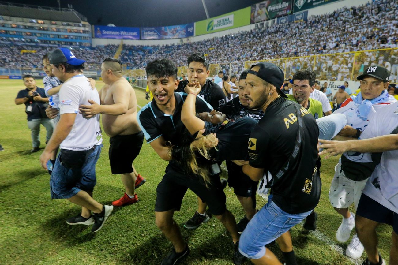 Escenas de mucha tensin en el estadio Cuscatln por la avalancha...