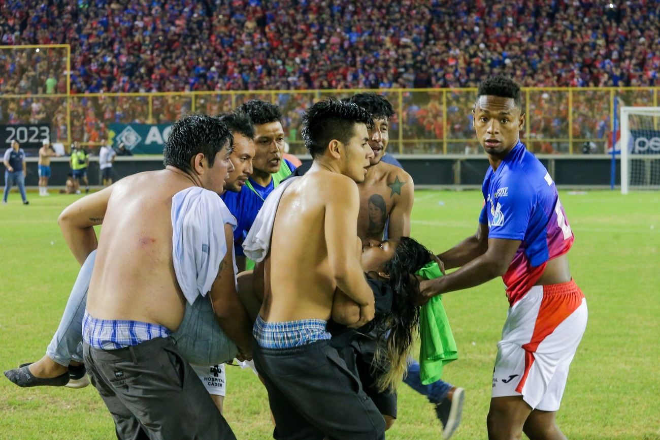 Escenas de mucha tensin en el estadio Cuscatln por la avalancha...