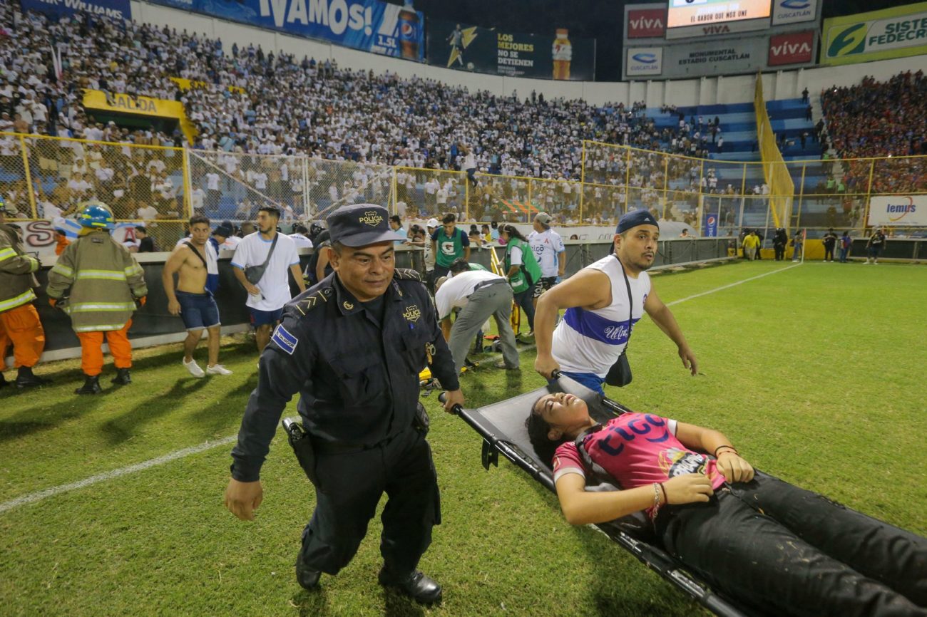 Escenas de mucha tensin en el estadio Cuscatln por la avalancha...