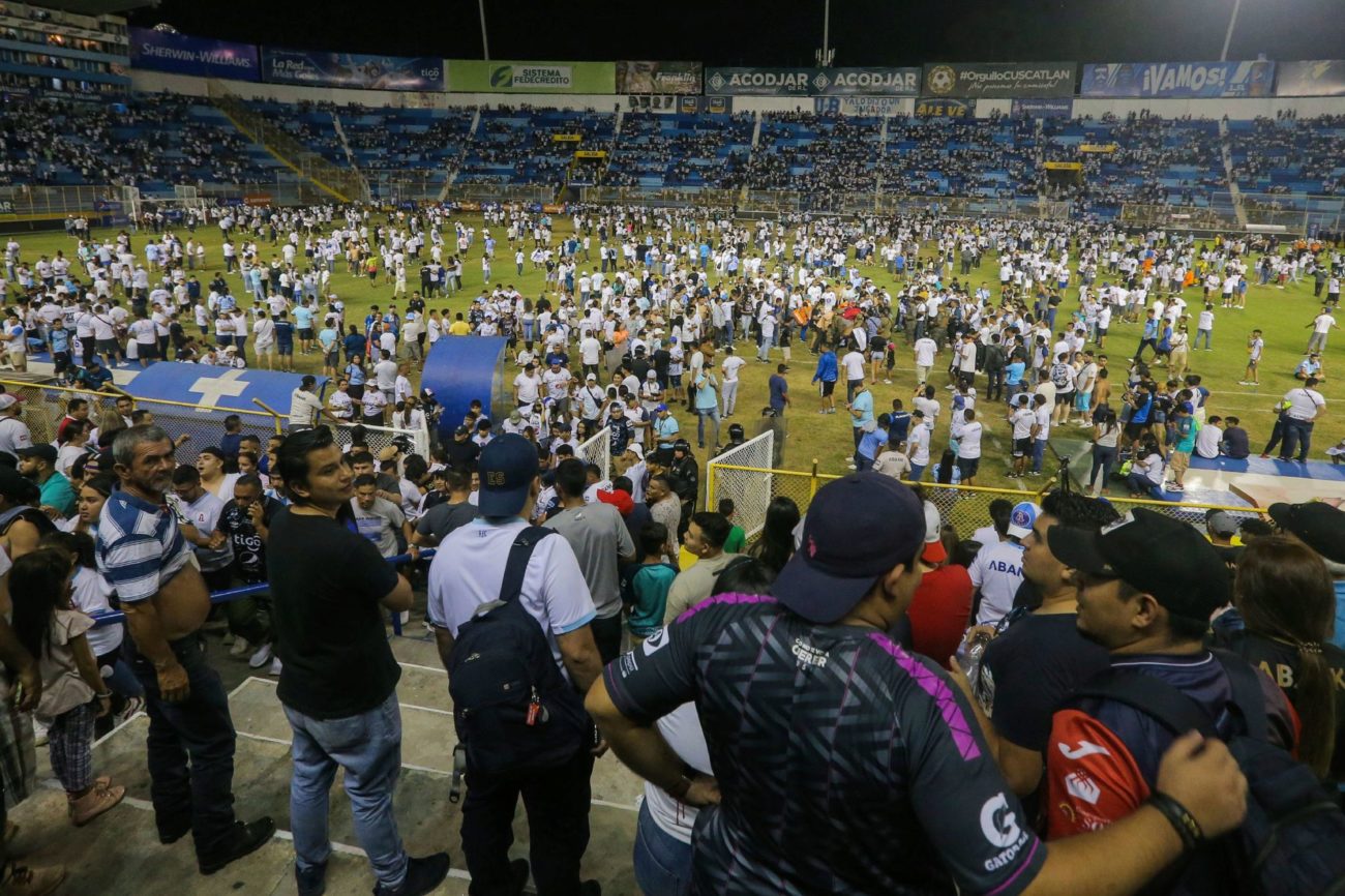 Escenas de mucha tensin en el estadio Cuscatln por la avalancha...