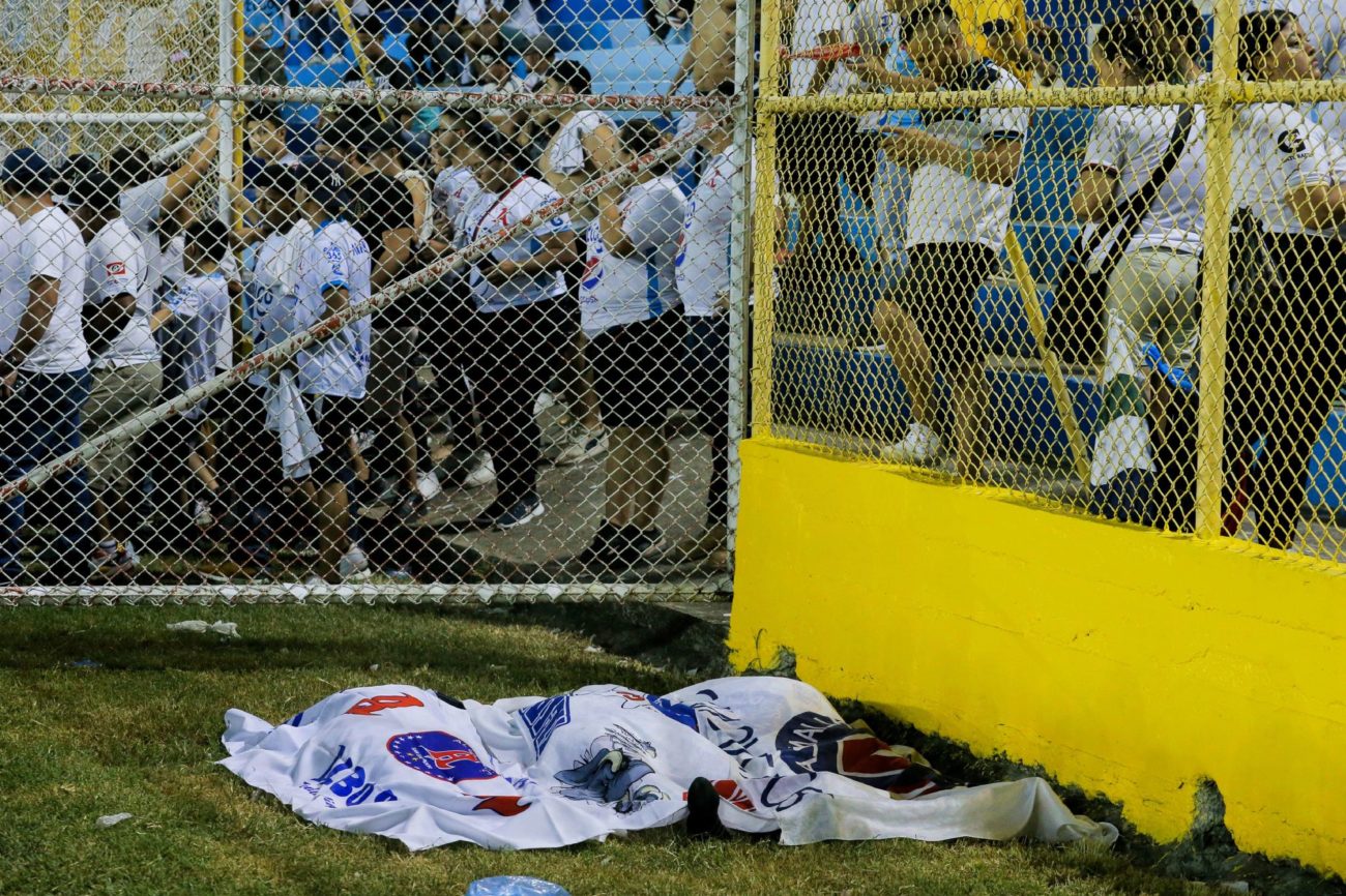 Escenas de mucha tensin en el estadio Cuscatln por la avalancha...