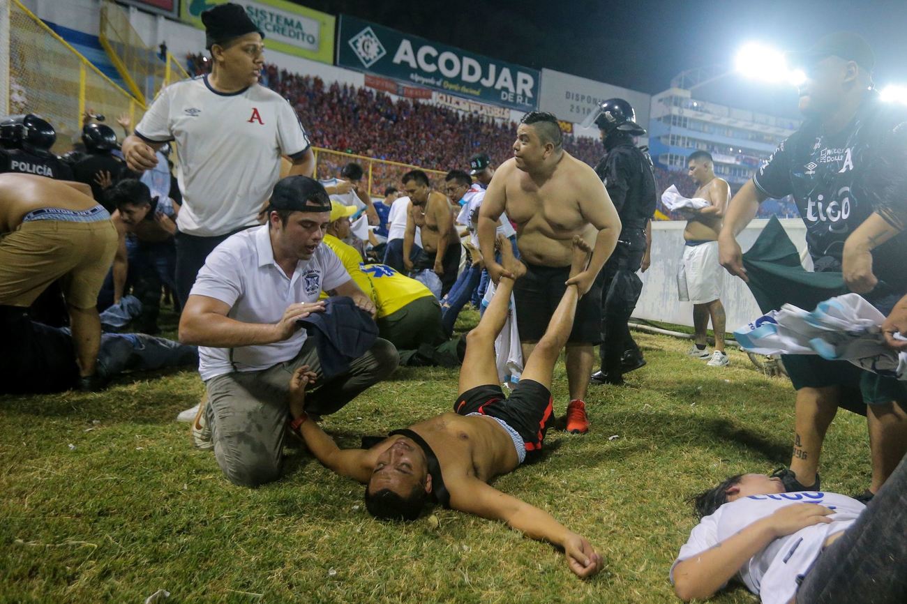 Escenas de mucha tensin en el estadio Cuscatln por la avalancha...