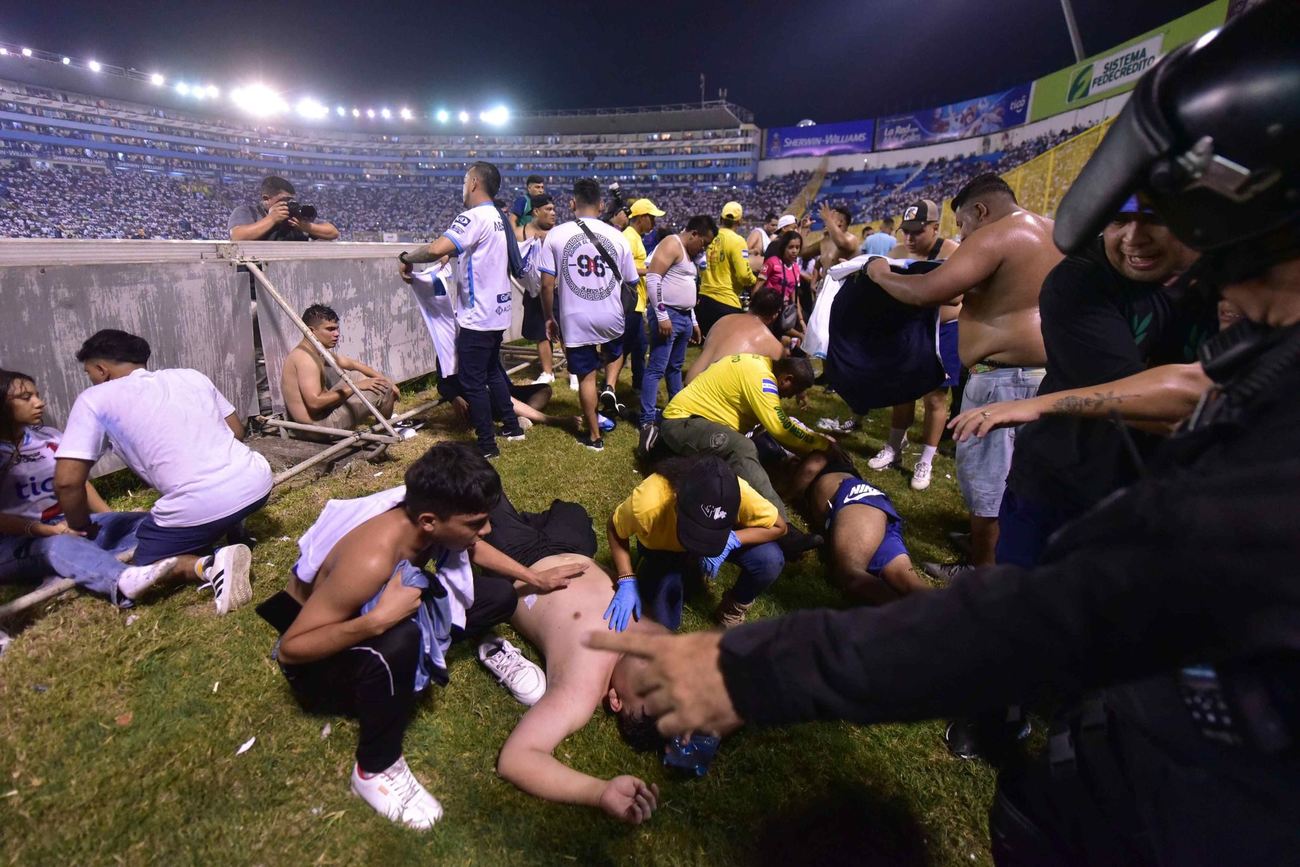 Escenas de mucha tensin en el estadio Cuscatln por la avalancha...