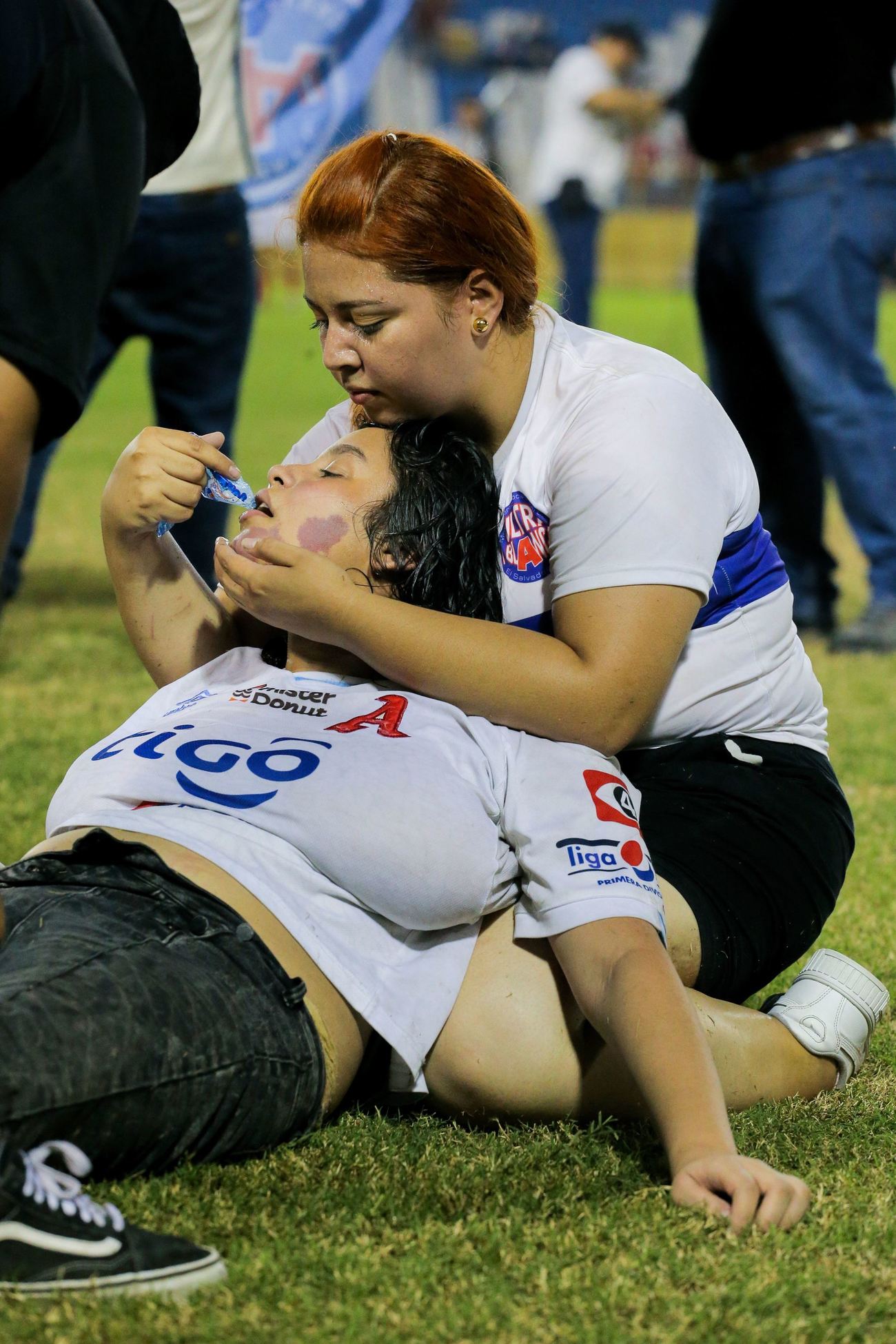 Escenas de mucha tensin en el estadio Cuscatln por la avalancha...