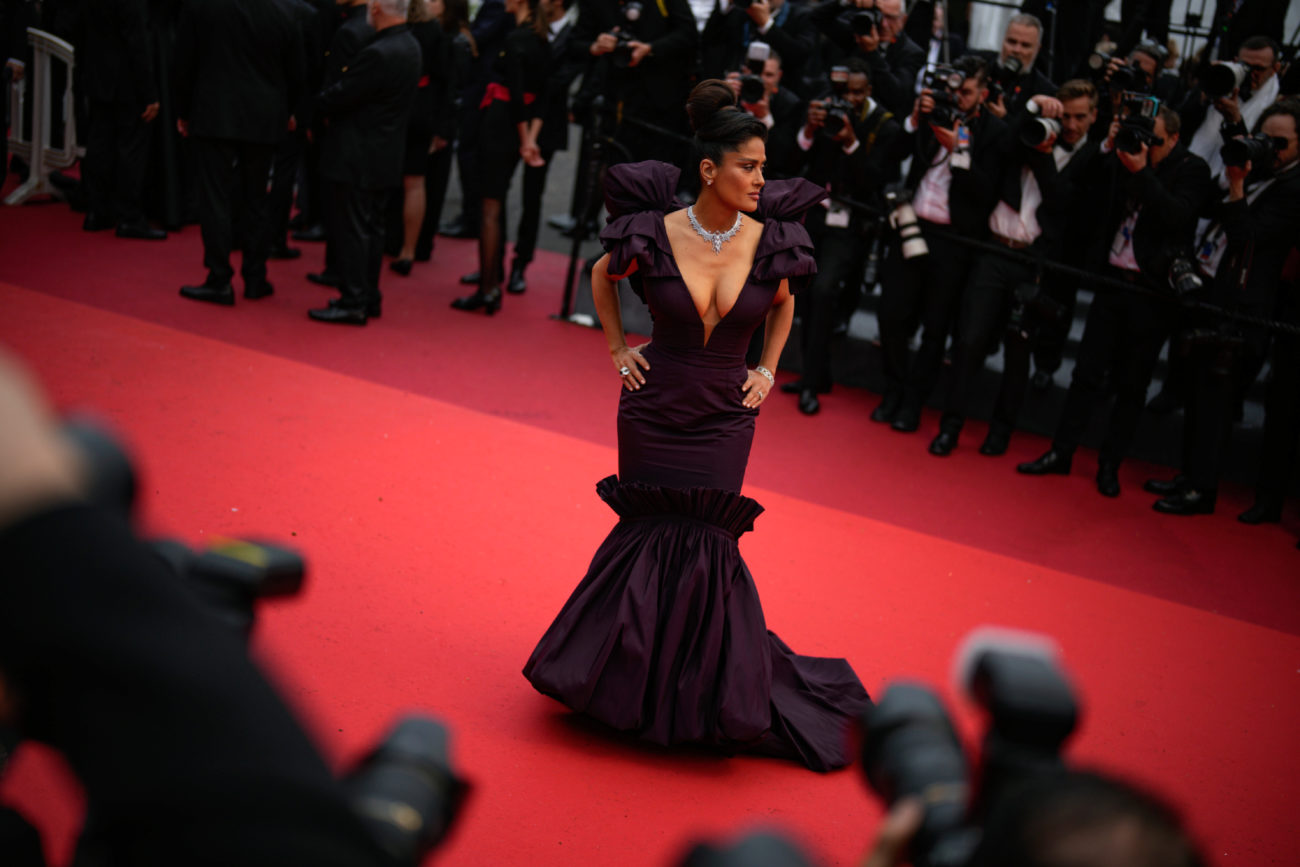 Adems, Salma complementaba el atuendo con un collar de diamantes a...