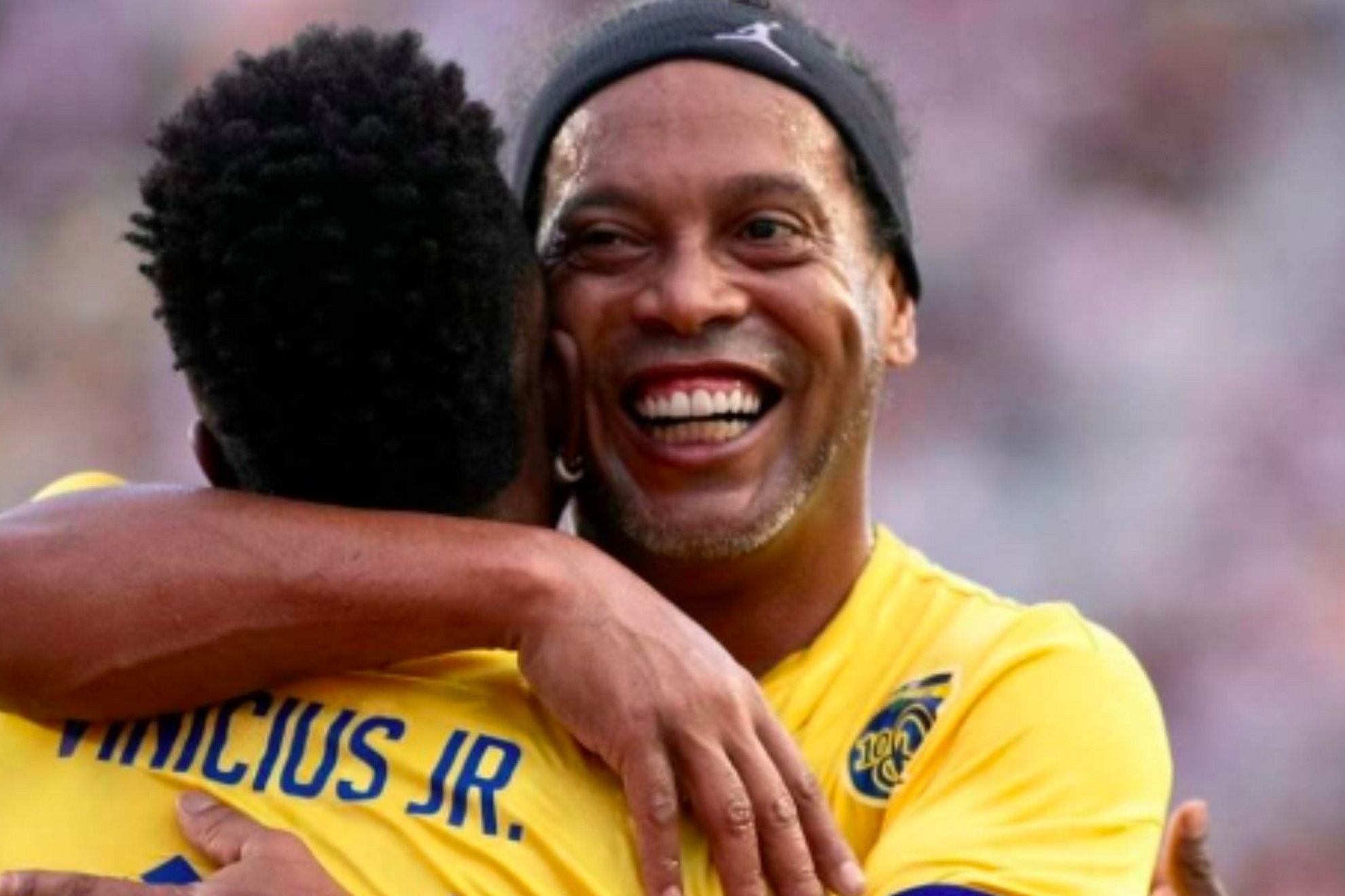 Vinicius Jr y Ronaldinho, en un juego amistoso.