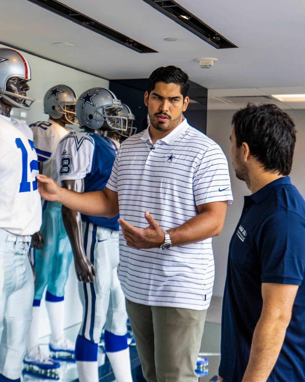 Isaac le muestra a Checo la evolucin de los uniformes de los Cowboys...