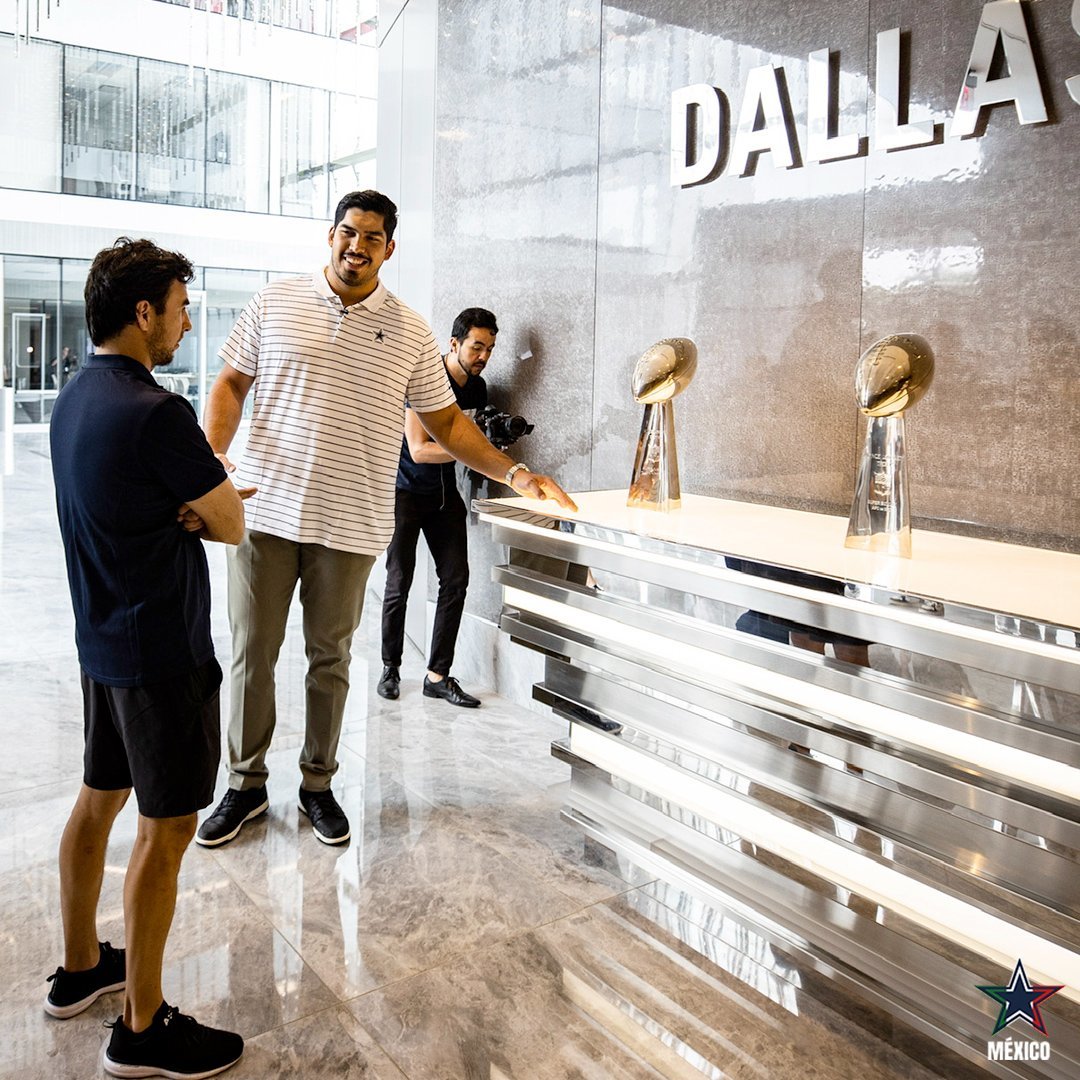 Tambin recorrieron la sala donde se se exhiben los cinco trofeos...