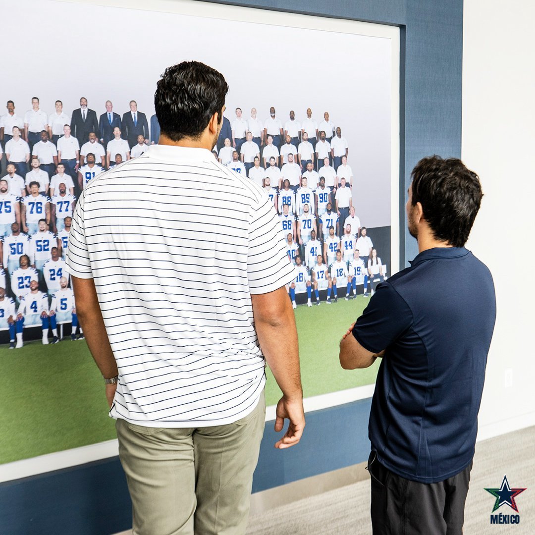 Checo observa una fotografa de la plantilla de los Cowboys en 2022