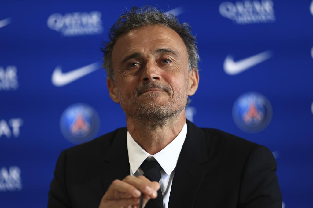 Luis Enrique, contestando en su primera rueda de prensa con el PSG