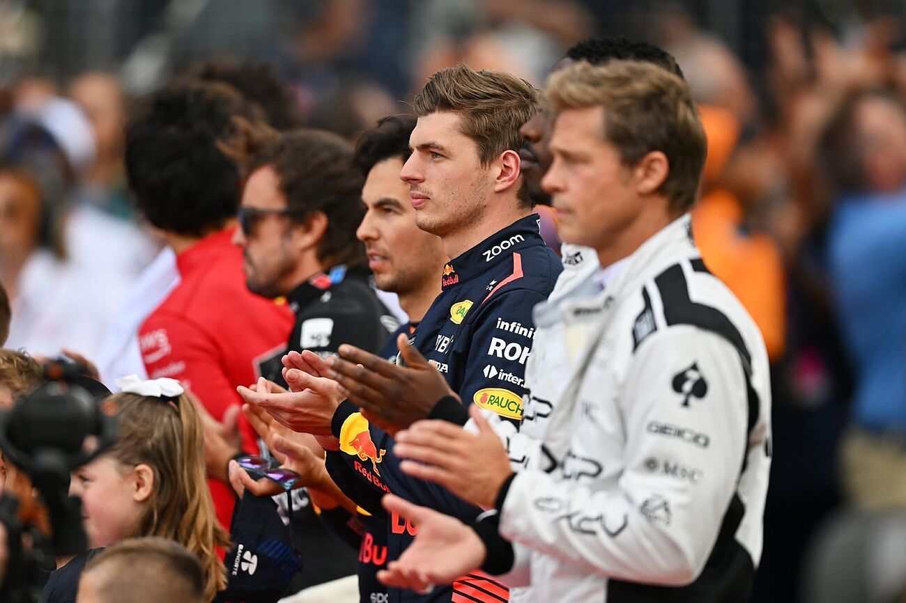 Fernando Alonso, Checo Prez y Max Verstappen flanquean a Sonny Hayes...