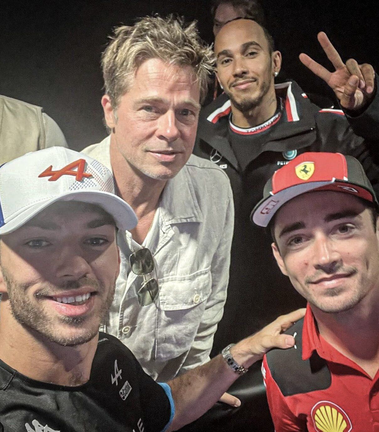 Brad Pitt posa con Lewis Hamilton, Pierre Gasly y Charles Leclerc