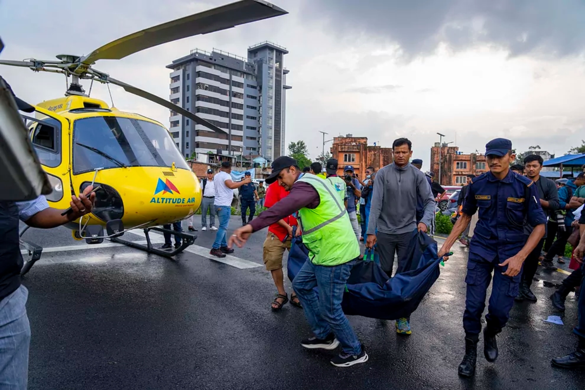 El cuerpo de una vctima de un accidente de helicptero es sacado de un helicptero en Katmand.