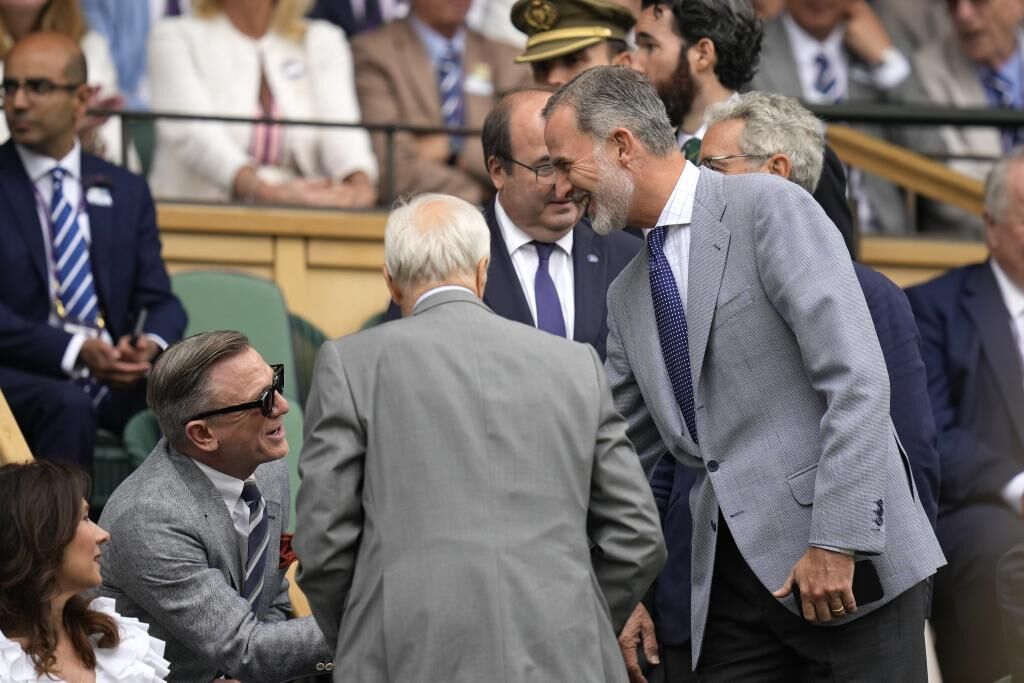 El Rey Felipe VI saludando a Daniel Craig