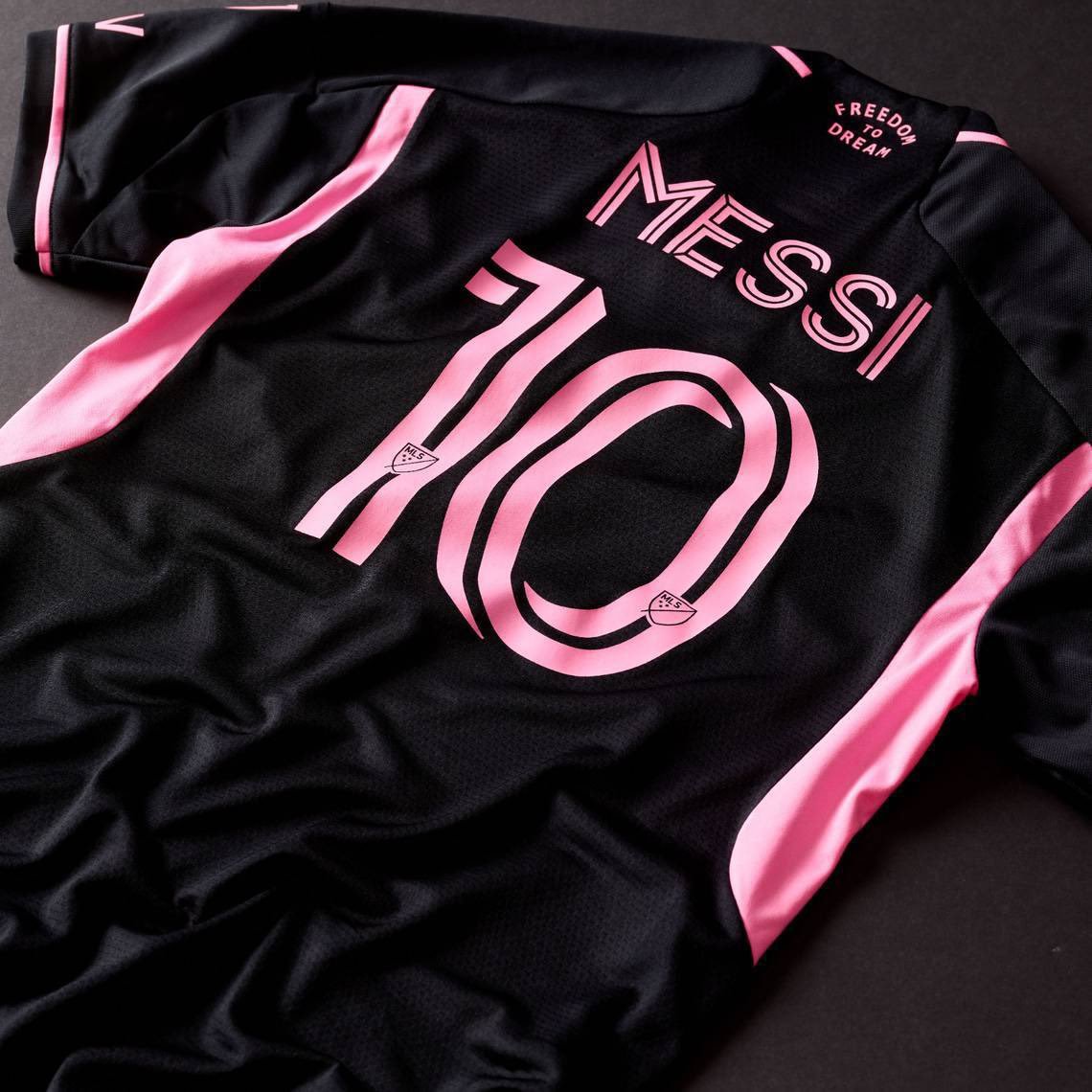 Todava no sale oficialmente y la playera de Messi ya es la ms...