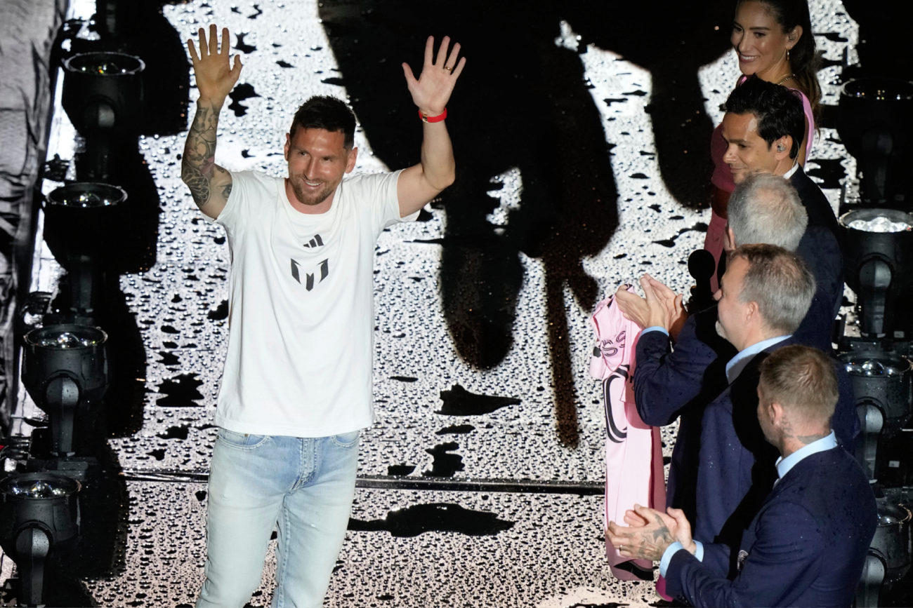 Leo Messi pase sonriente por la pasarela en sus primeros momentos...