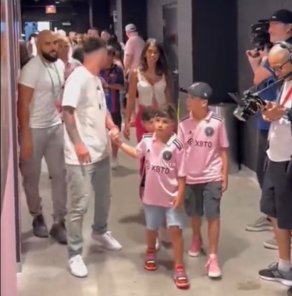 Messi y su familia al llegar al estadio y transitando por el tnel...