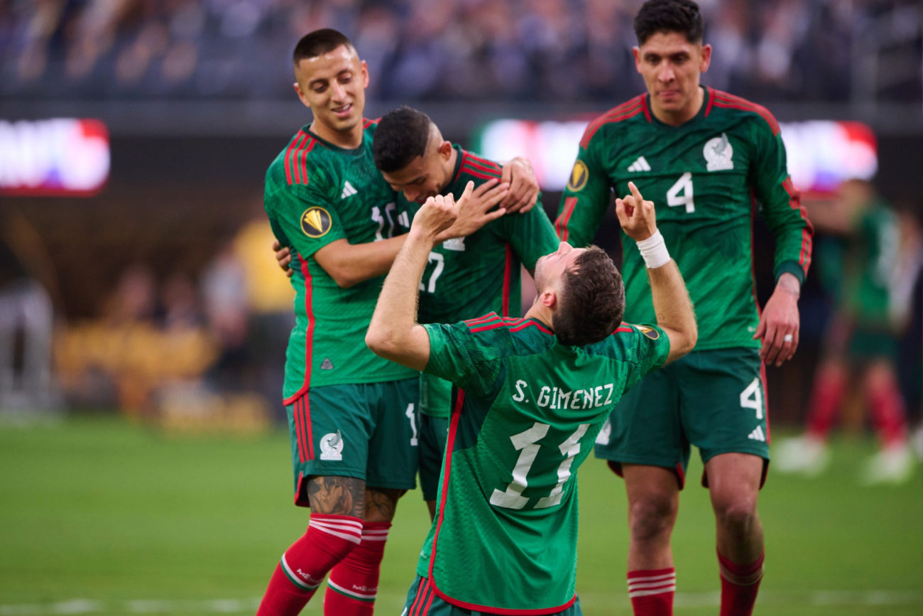 Todos corrieron a celebrar con el Bebote el gol del ttulo.