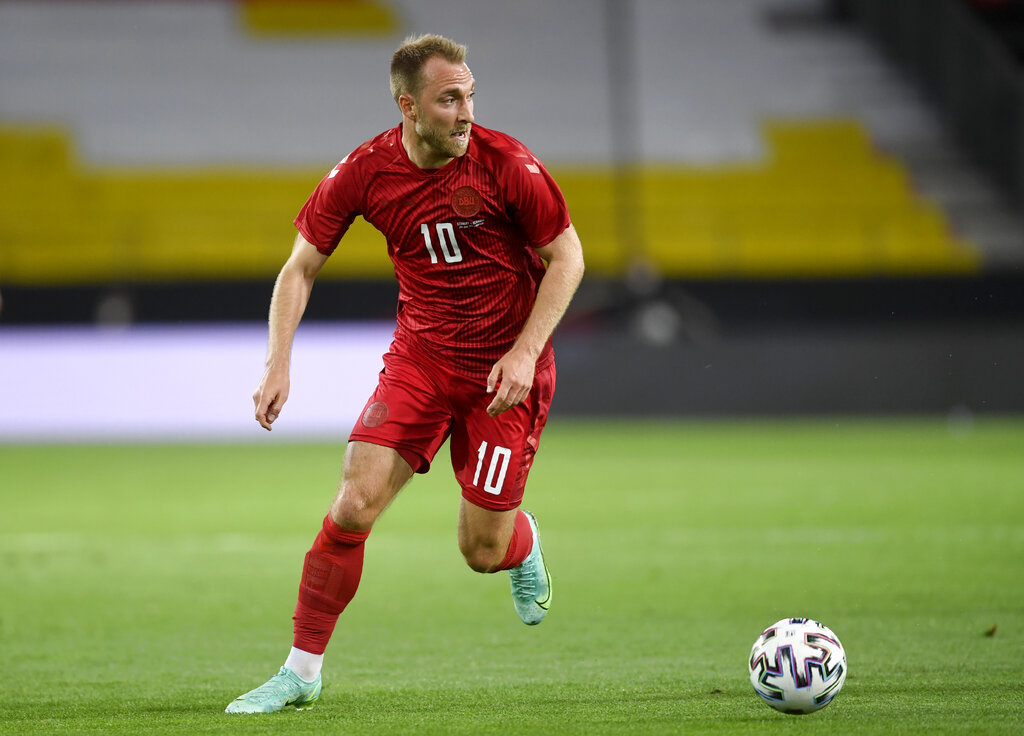 El jugador Christian Eriksen colaps en el campo durante el partido...