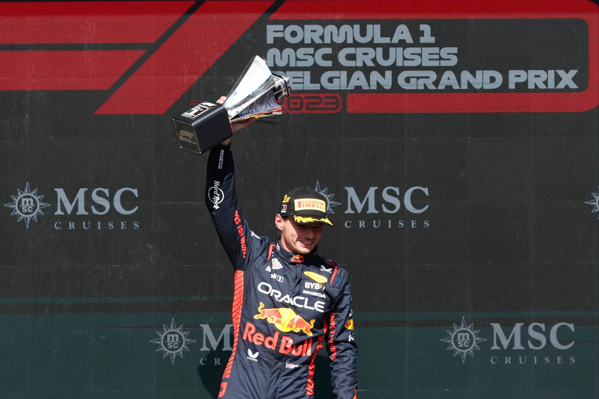Max Verstappen y su trofeo