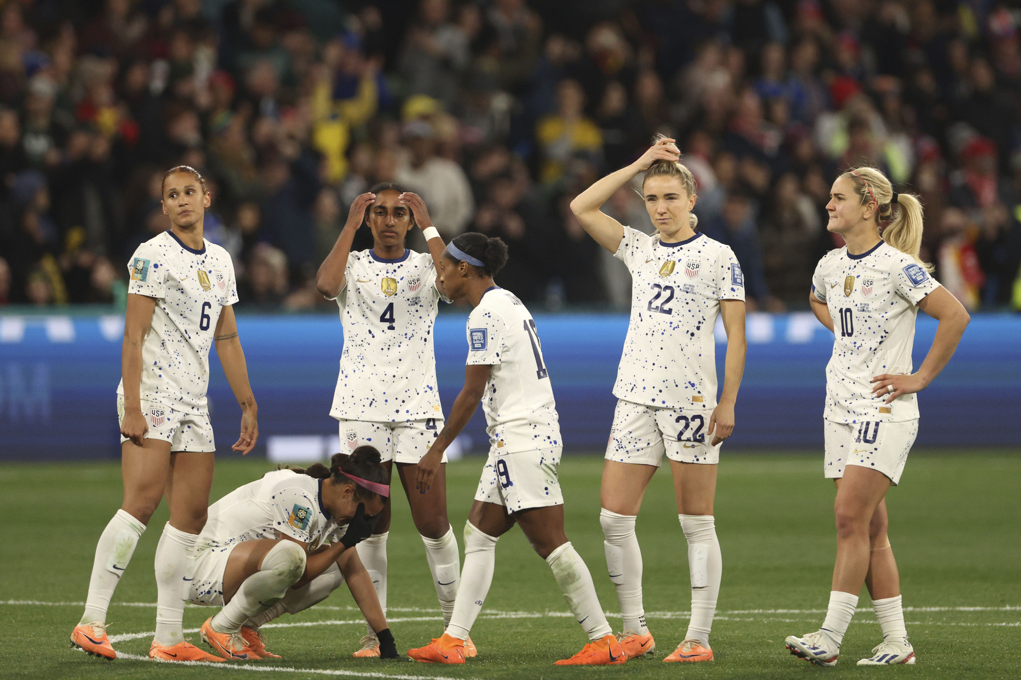 Las jugadoras de Estados Unidos reaccionan tras la derrota por penales ante Suecia en los octavos de final del Mundial femenino.
