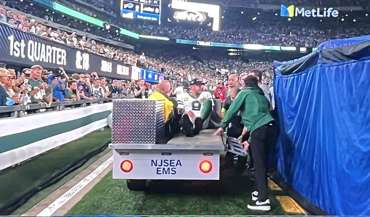 Aaron Rodgers es retirado en el carrito de las desgracias