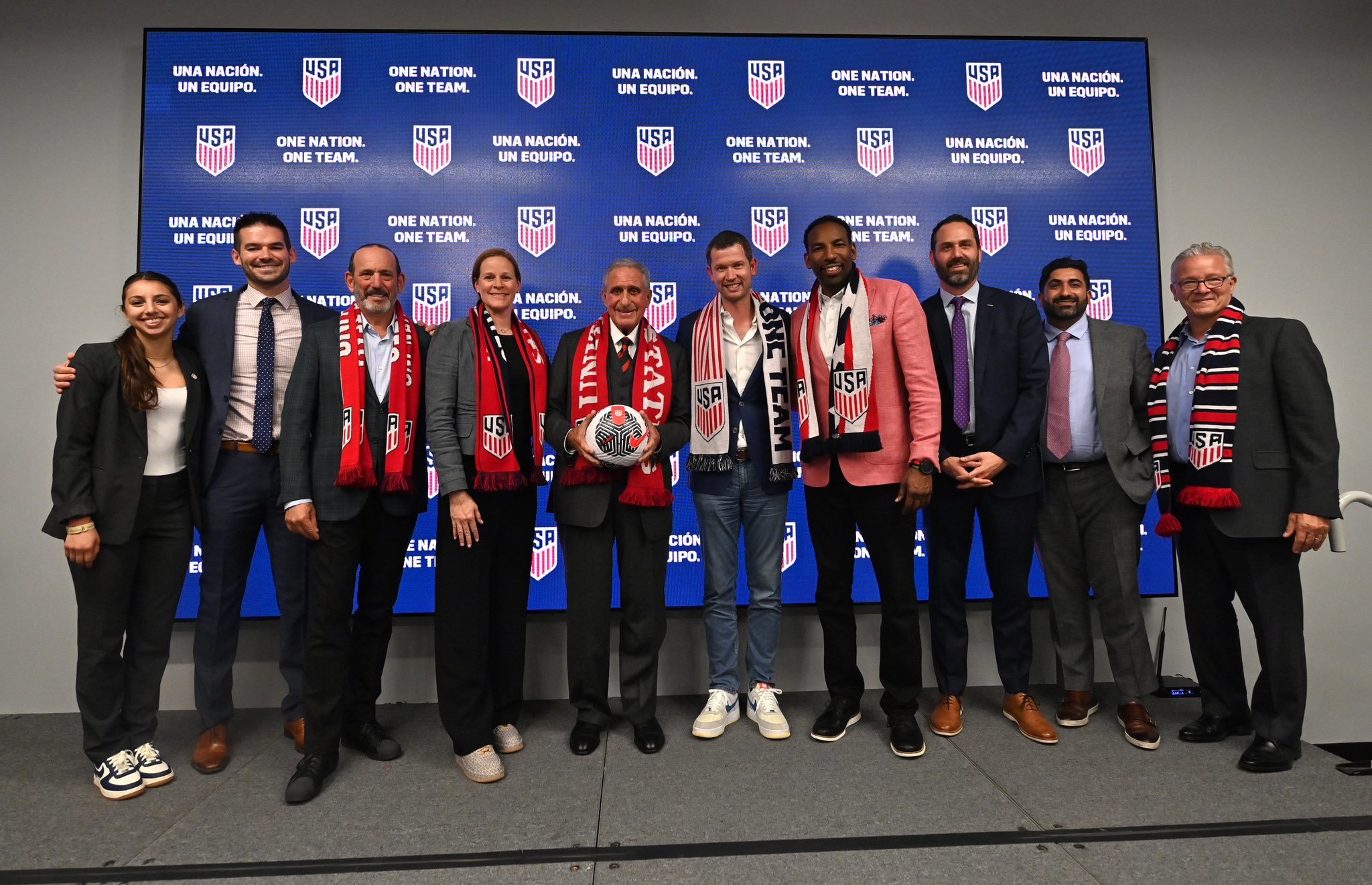 Representantes de US Soccer, Coca-Cola y Arthur M. Blank en el centro.