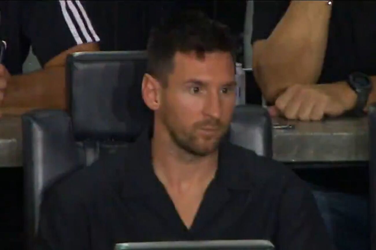 Messi mira impotente cuando el Inter Miami recibe el primer gol