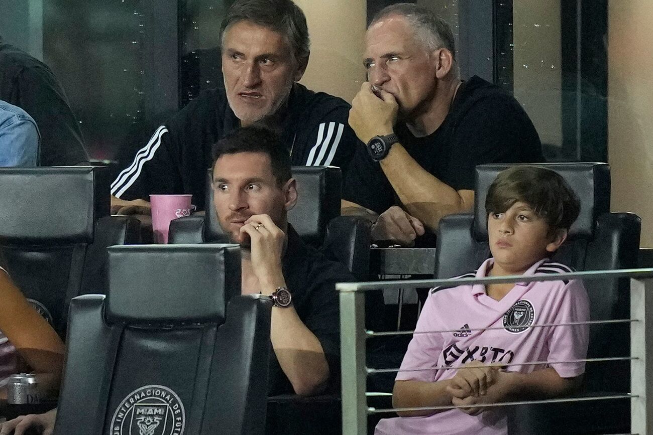 Otro ngulo de Messi viendo el partido junto a su hijo