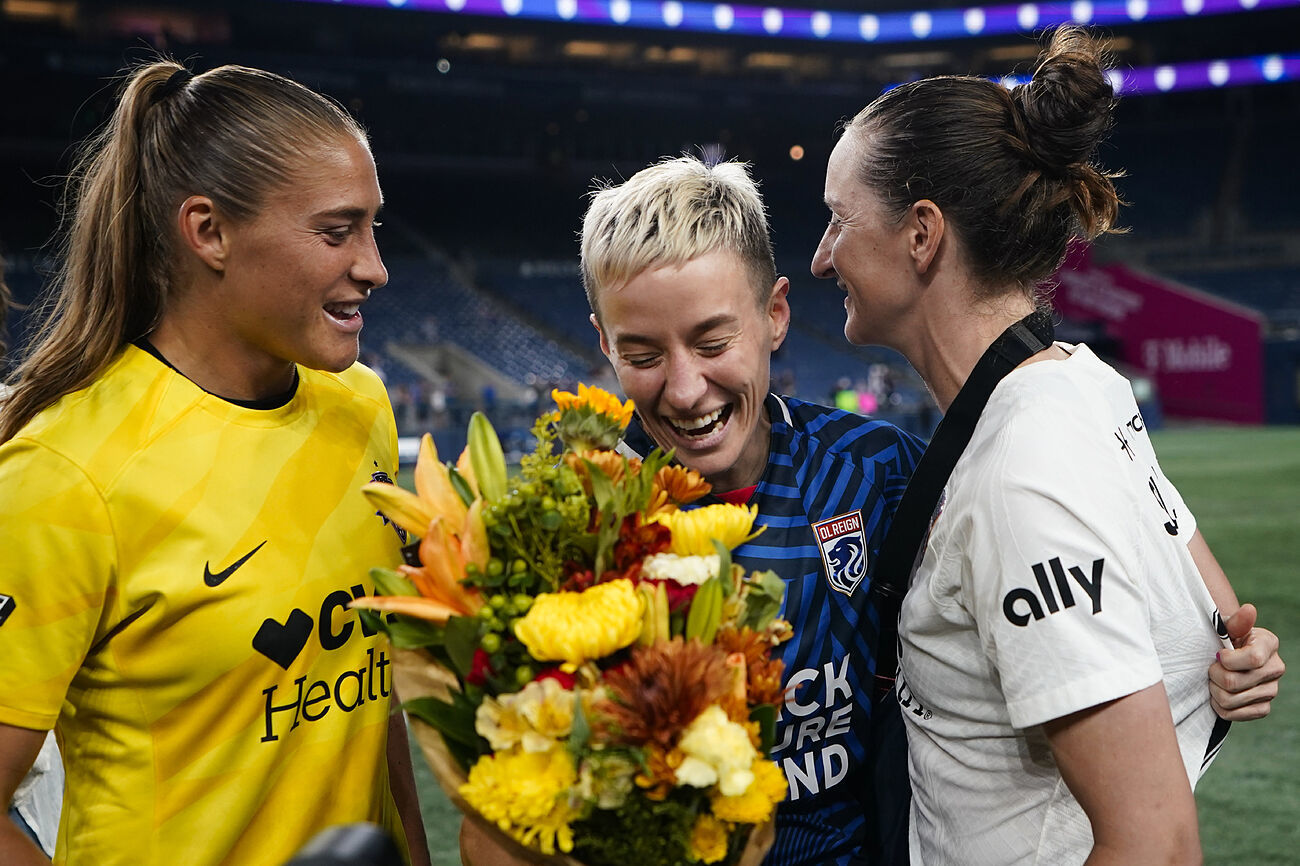 Rapinoe comparti un momento con Aubrey Kingsbury y Andi Sullivan.