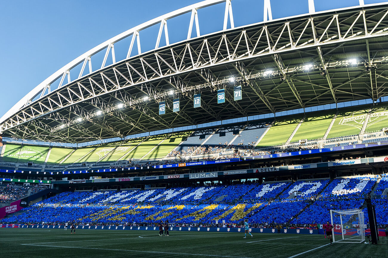 Los fans se organizaron para realizar un bonito tifo en el estadio.