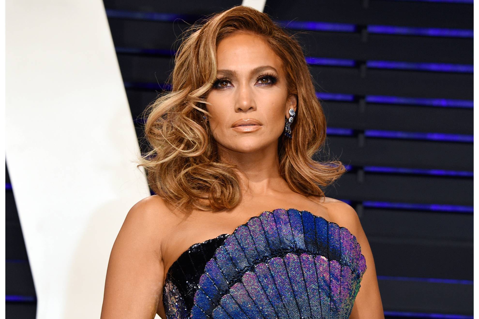 Jennifer Lopez más sexy que nunca: enseña ropa interior de encaje durante  un desfile de moda