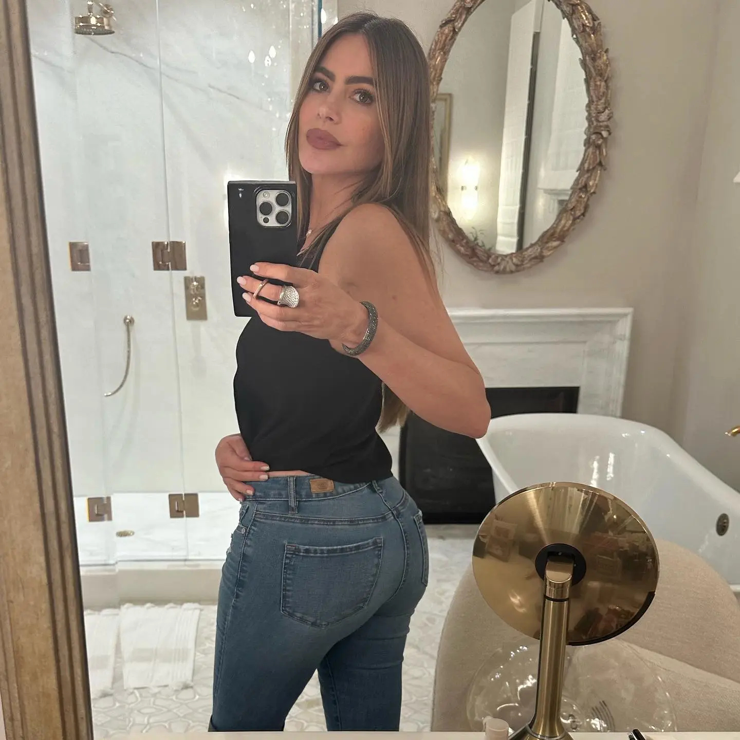 Atrevida selfie de Sofa Vergara quien presumi unos jeans ceidos de su lnea de Walmart