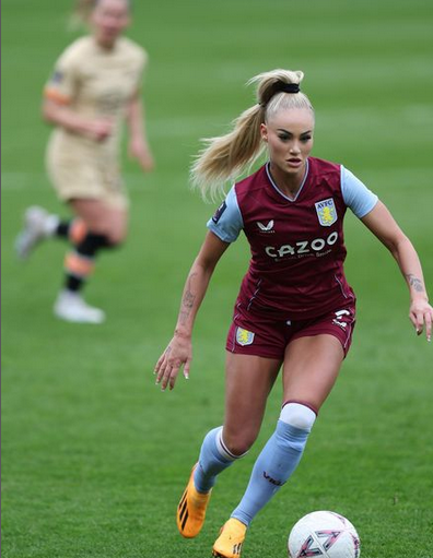 Alisha Lehmann, jugadora del Aston Villa, comparte sus estilismo con...