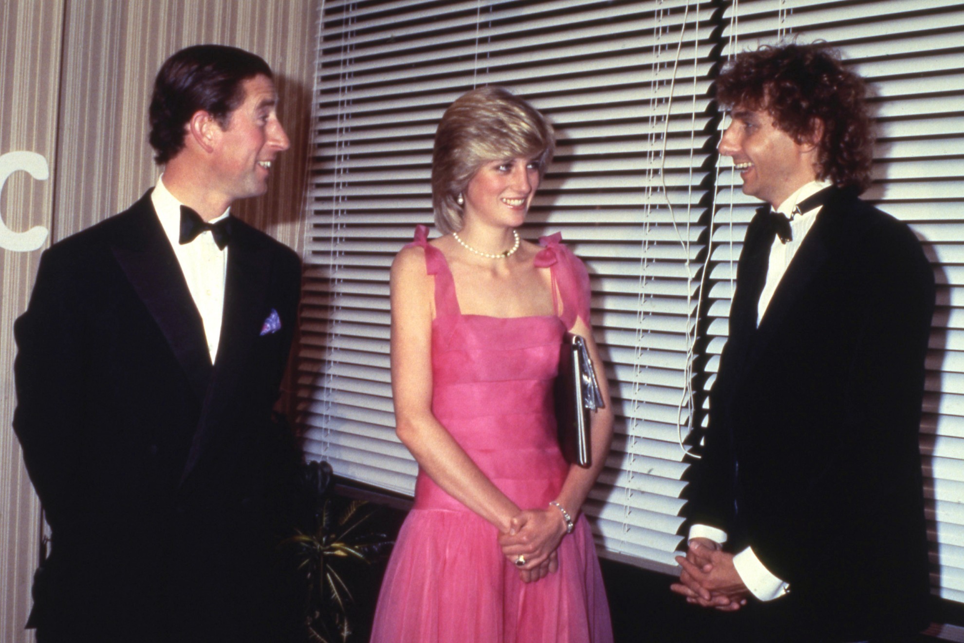 Barry Manilow al lado de los entonces Prncipes de Gales, Carlos y Diana, en 1983.