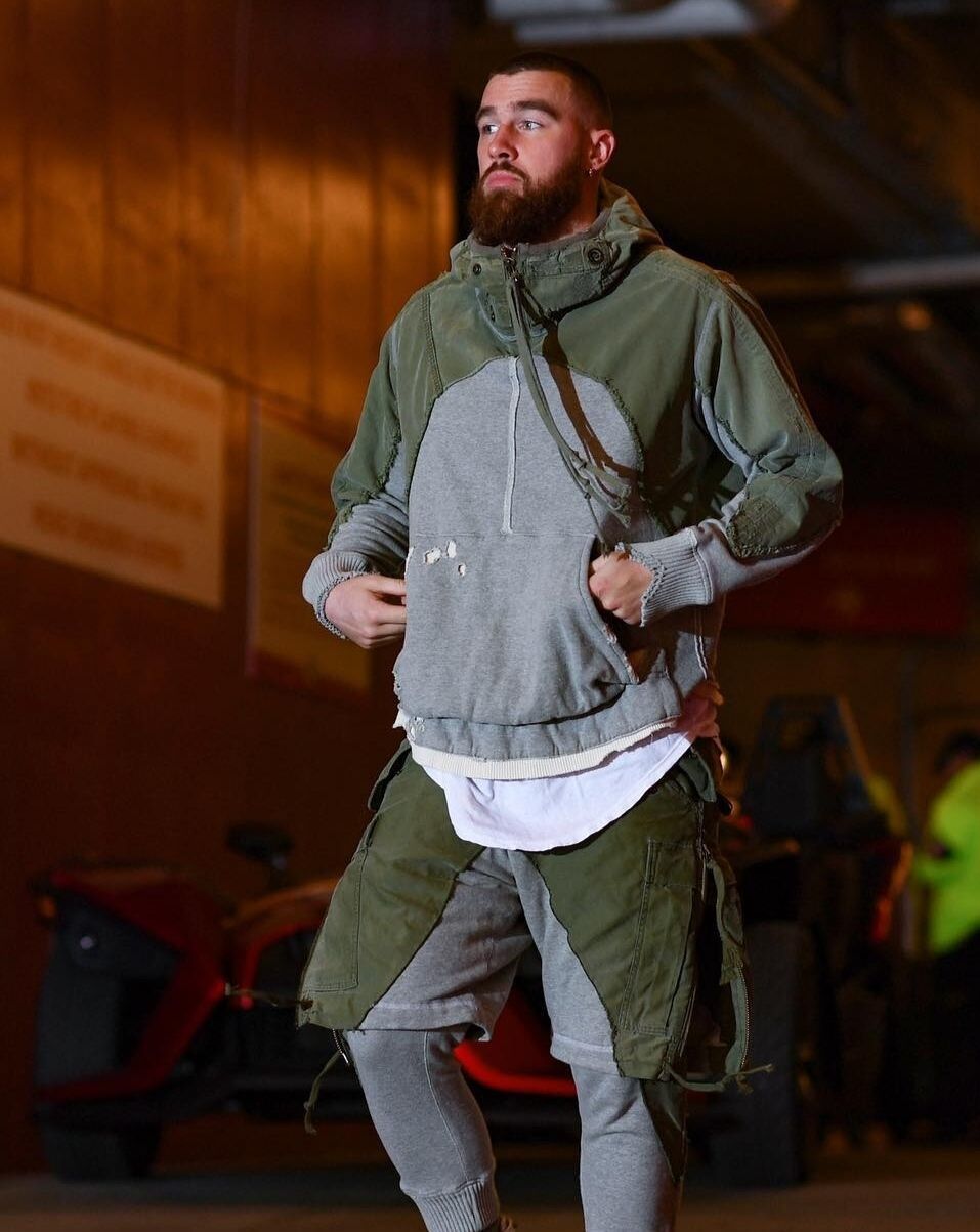 Travis Kelce cuida mucho su estilo y suele sorprender con outfits...