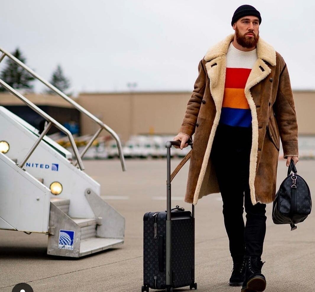 Travis Kelce cuida mucho su estilo y suele sorprender con outfits...