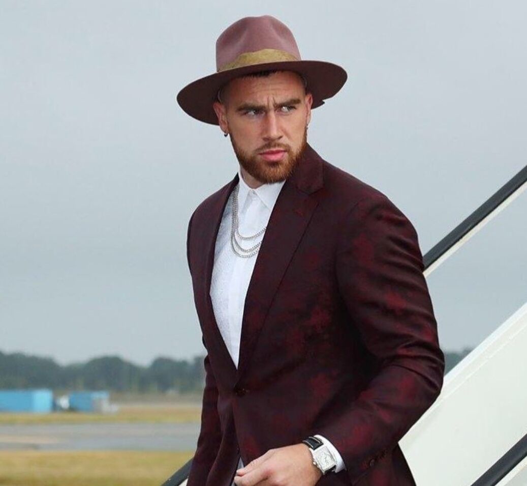 Travis Kelce cuida mucho su estilo y suele sorprender con outfits...