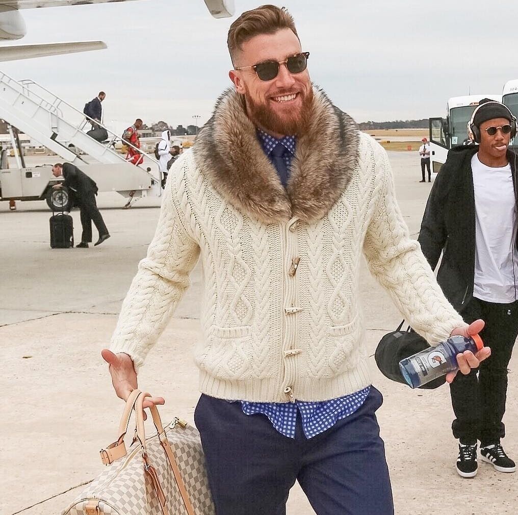 Travis Kelce cuida mucho su estilo y suele sorprender con outfits...