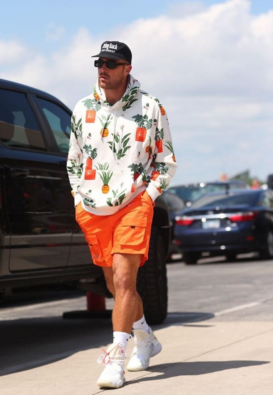 Travis Kelce cuida mucho su estilo y suele sorprender con outfits...