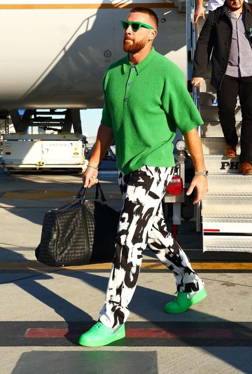 Travis Kelce cuida mucho su estilo y suele sorprender con outfits...