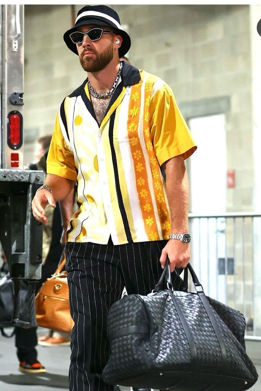 Travis Kelce cuida mucho su estilo y suele sorprender con outfits...