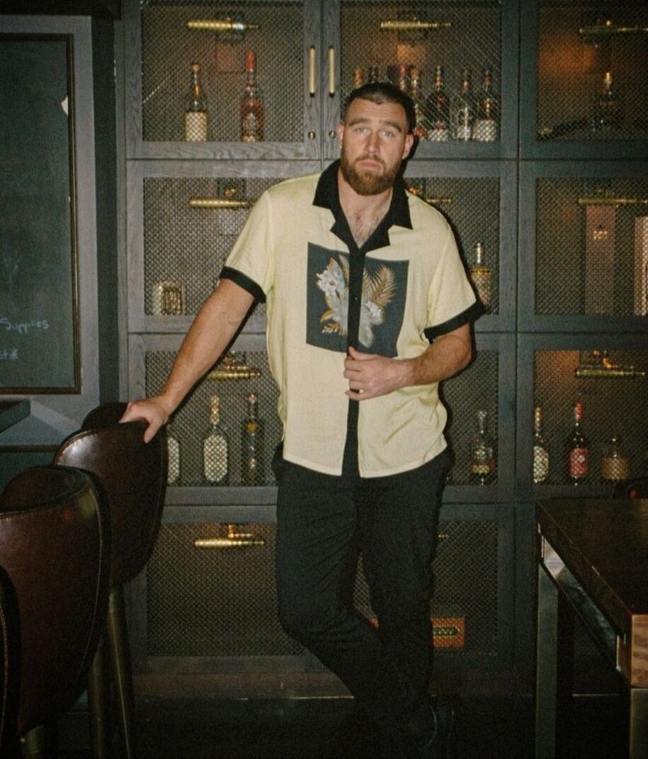 Travis Kelce cuida mucho su estilo y suele sorprender con outfits...